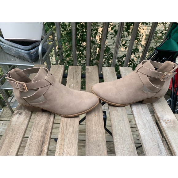 Brown boots with buckle and small heel - Picture 2 of 6